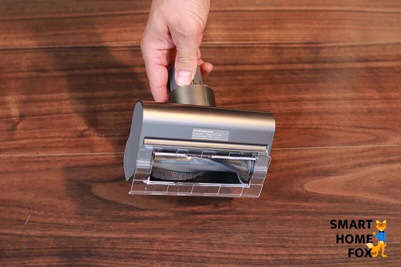 Die Mini-Elektrobürste ist besonders zum Reinigen von Möbeln geeignet